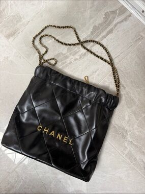 CHANEL Black Quilted Leather Shoulder Bag with Gold Chain